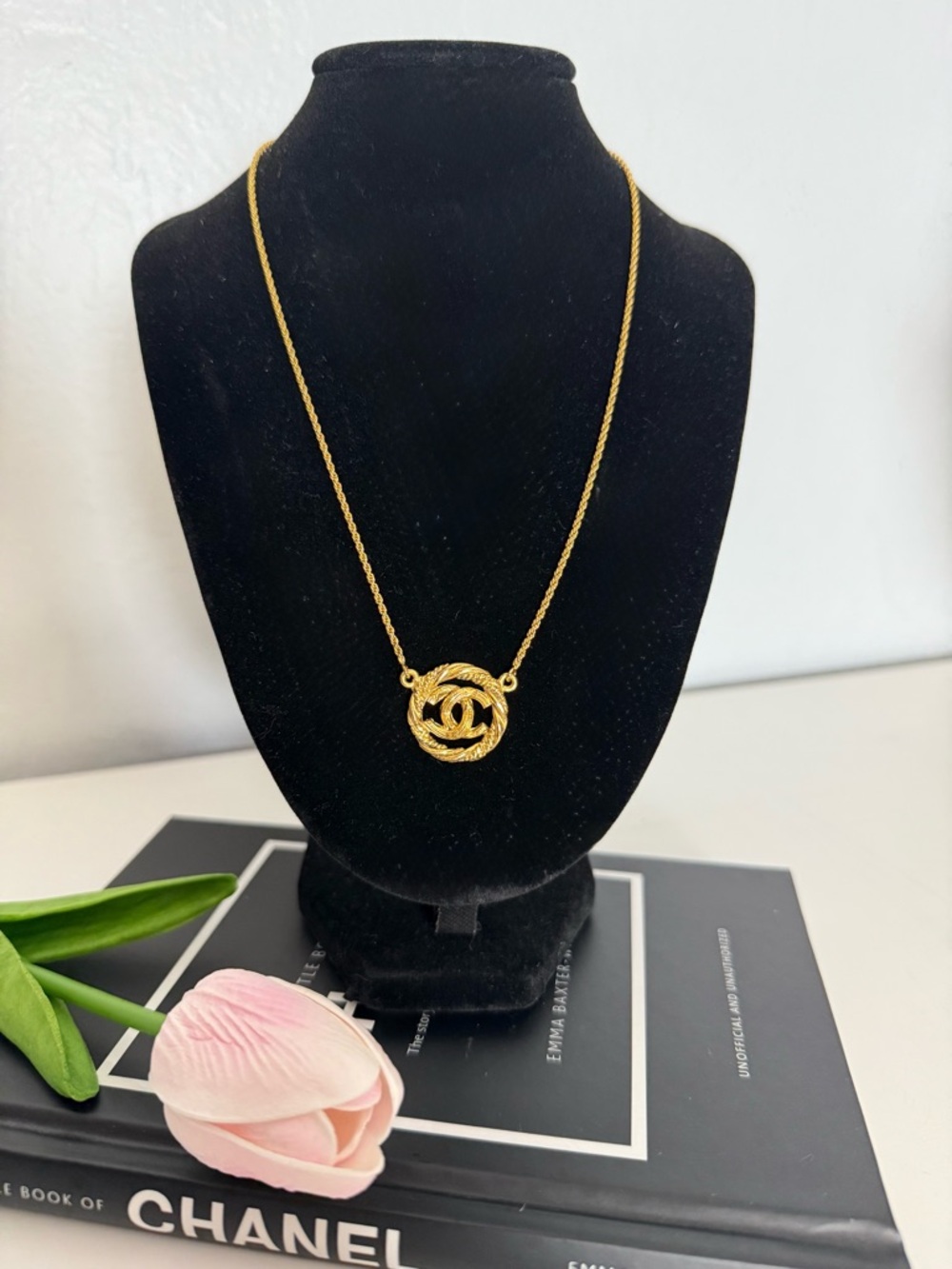 CHANEL *VINTAGE* Gold-Plated Choker Necklace